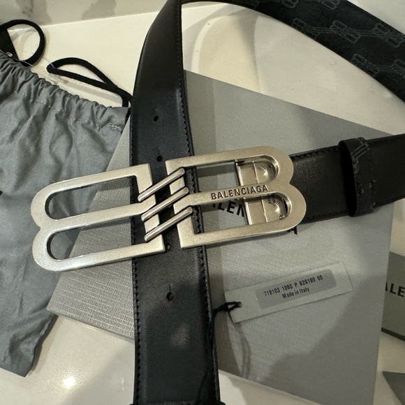 Balenciaga
Authentic BB Signature coated and leather reversible belt - Picture 4 of 7